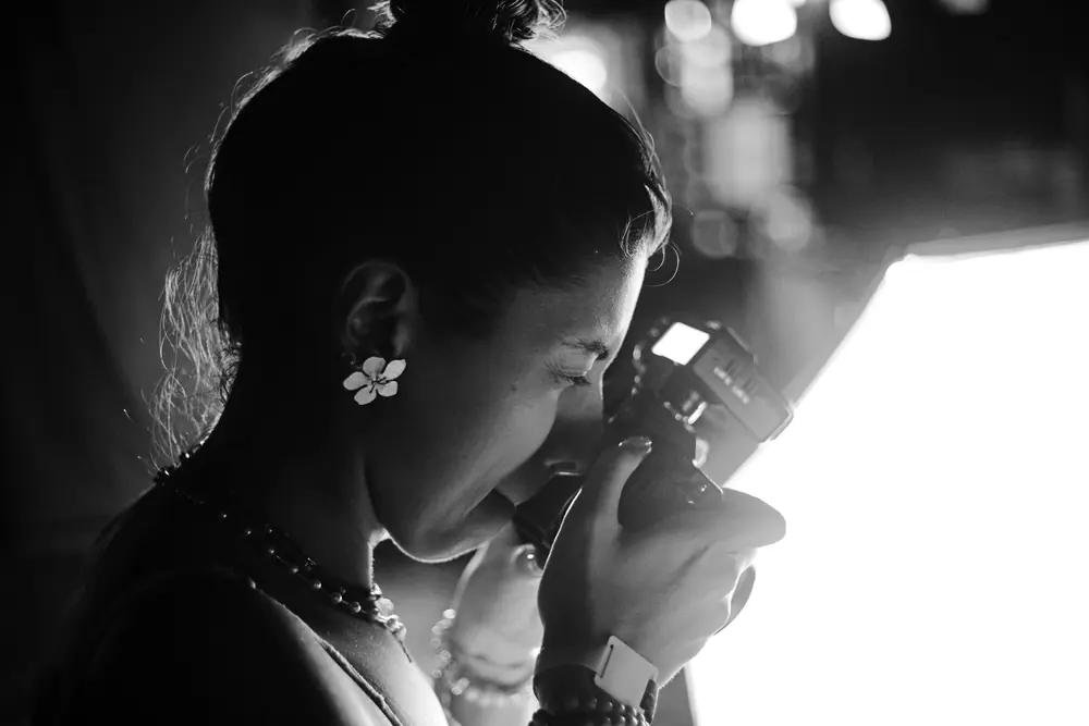 Fotógrafa Anastassia Altamirano con su cámara