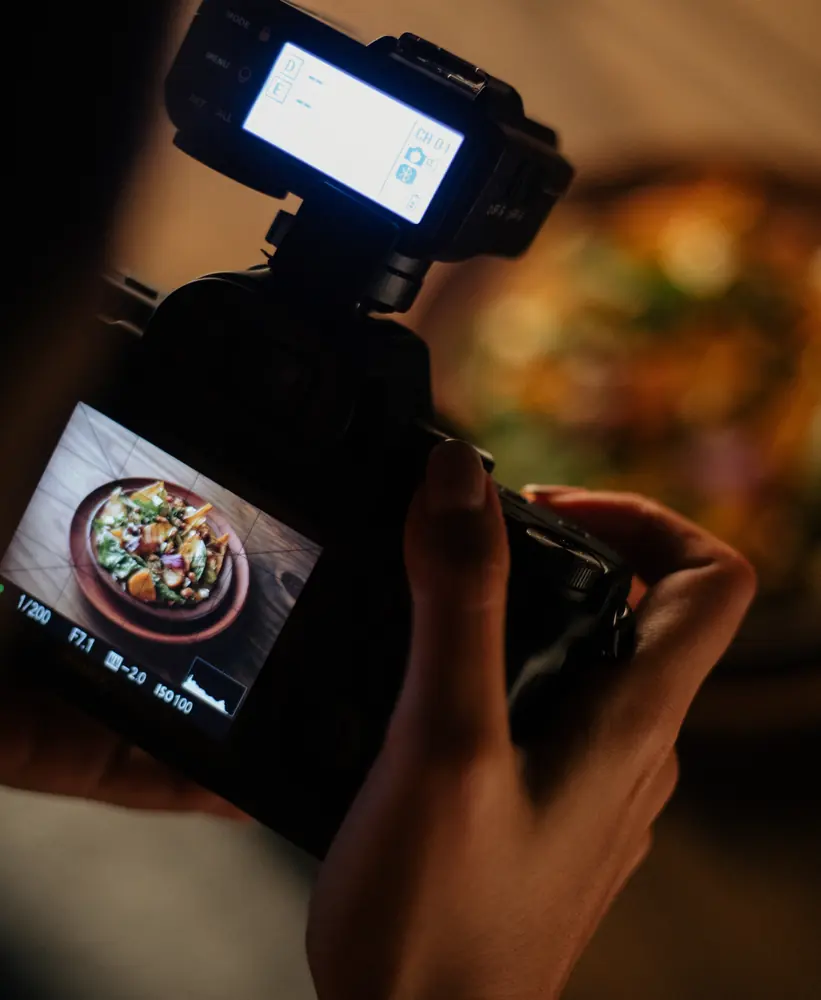 Pantalla de cámara durante una sesión de fotografía gastronómica