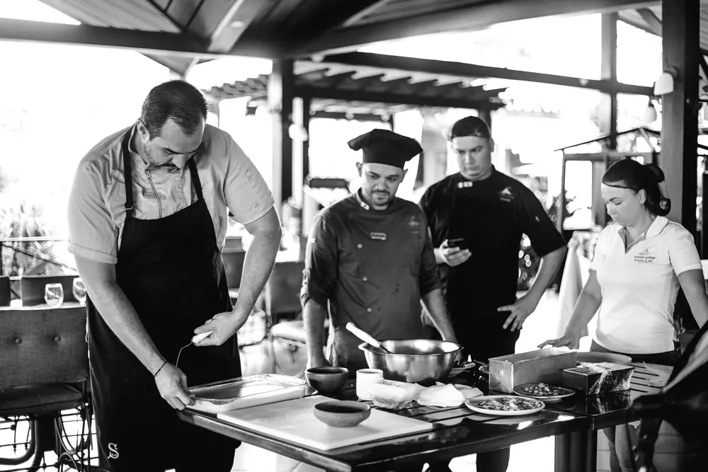 Equipo de cocina trabajando junto al chef