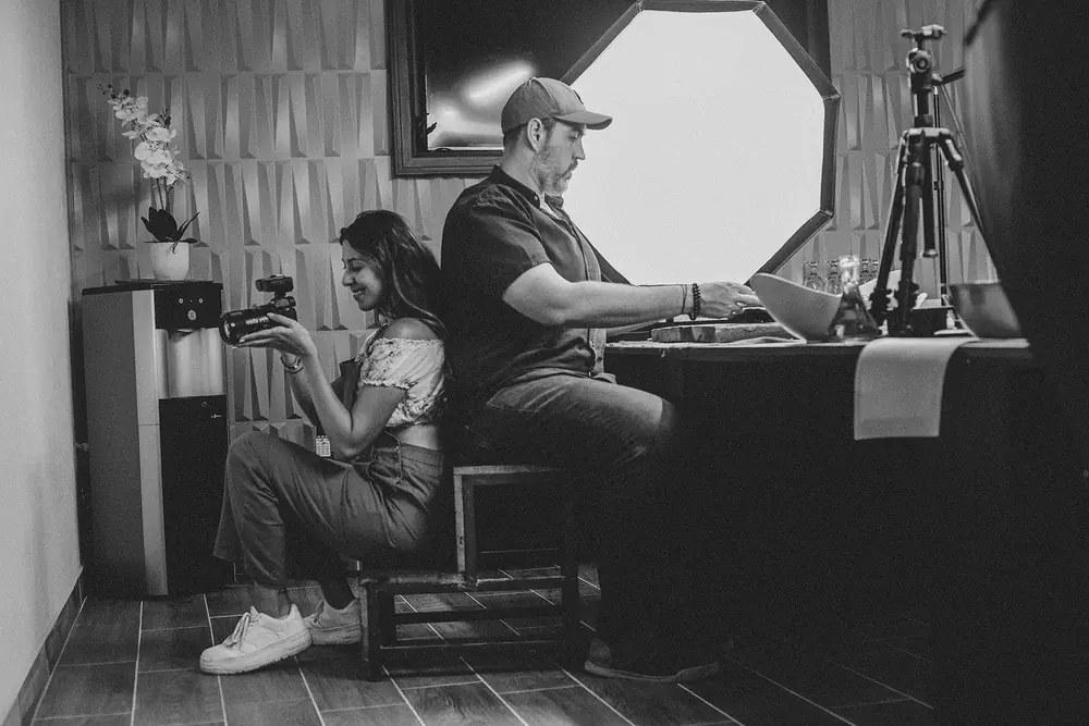Santiago y Anastassia revisando fotos en una mesa